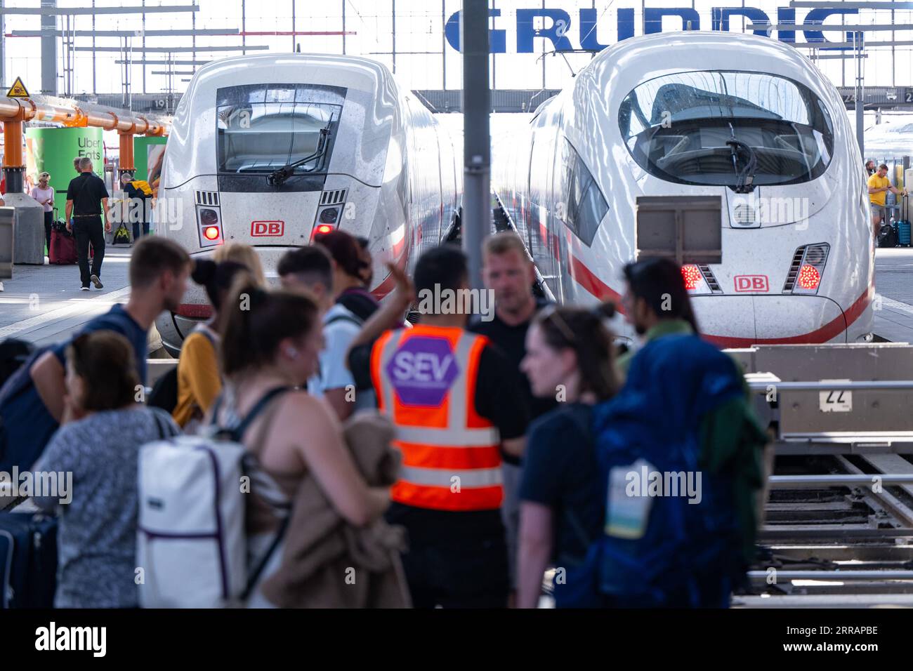 München, Deutschland. September 2023. Reisende fragen einen Bahnmitarbeiter (Zentrum) am Hauptbahnhof nach Informationen. Nach Oberleitungsschäden in München werden Fernverkehrszüge vom und zum Münchner Hauptbahnhof eingestellt. Lennart Preiss/dpa/Alamy Live News Stockfoto