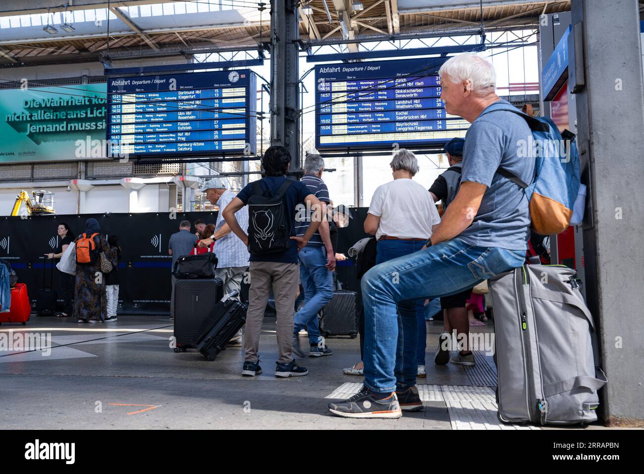 München, Deutschland. September 2023. Reisende warten vor einer Anzeigetafel am Hauptbahnhof. Nach einem Oberleitungsschaden in München wurde der Fernverkehr vom und zum Münchner Hauptbahnhof eingestellt. Lennart Preiss/dpa/Alamy Live News Stockfoto
