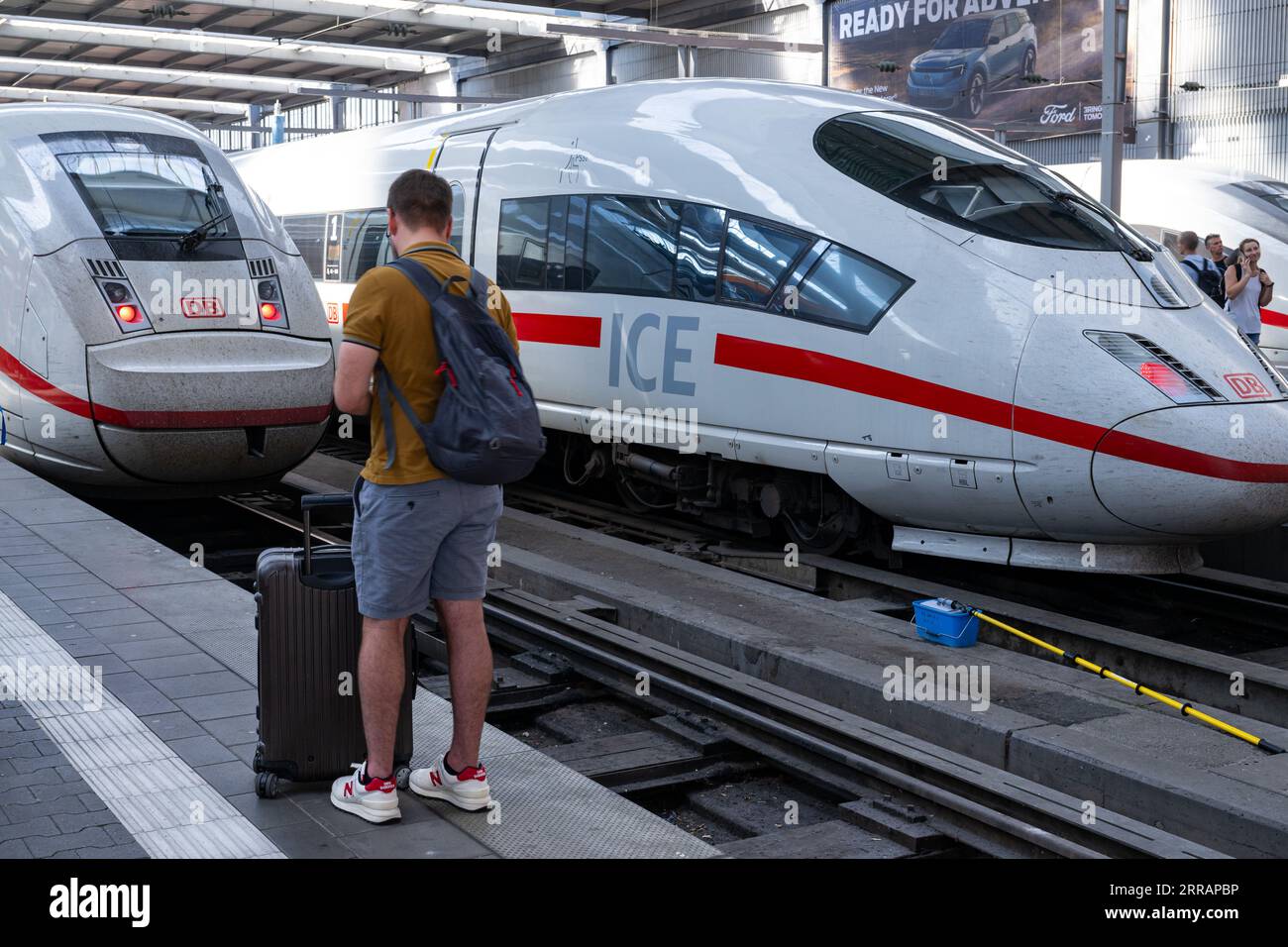 München, Deutschland. September 2023. Ein Fahrgast steht auf dem Bahnsteig am Hauptbahnhof. Nach einem Oberleitungsschaden in München wurde der Fernverkehr vom und zum Münchner Hauptbahnhof eingestellt. Lennart Preiss/dpa/Alamy Live News Stockfoto