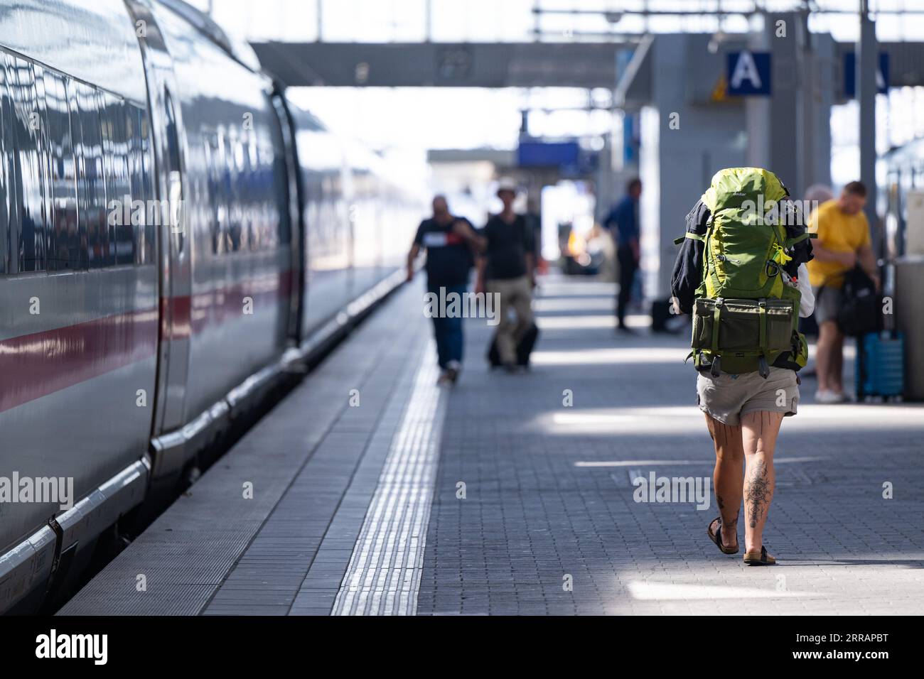 München, Deutschland. September 2023. Ein Passagier geht am Bahnsteig im Hauptbahnhof entlang. Nach Oberleitungsschäden in München werden Fernverkehrszüge vom und zum Münchner Hauptbahnhof eingestellt. Lennart Preiss/dpa/Alamy Live News Stockfoto