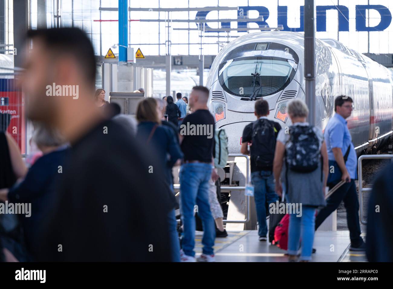 München, Deutschland. September 2023. Reisende warten am Gleis im Hauptbahnhof. Nach einem Oberleitungsschaden in München wurde der Fernverkehr vom und zum Münchner Hauptbahnhof eingestellt. Lennart Preiss/dpa/Alamy Live News Stockfoto