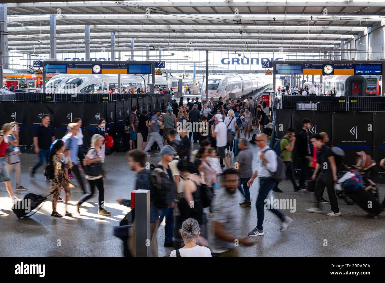 München, Deutschland. September 2023. Reisende strömen durch die Bahnhofshalle am Hauptbahnhof. Nach Oberleitungsschäden in München werden Fernverkehrszüge vom und zum Münchner Hauptbahnhof eingestellt. Lennart Preiss/dpa/Alamy Live News Stockfoto