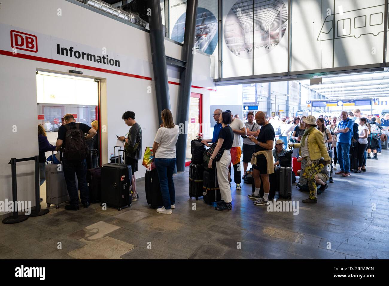 München, Deutschland. September 2023. Reisende stehen am Informationsschalter am Hauptbahnhof an. Nach einem Oberleitungsschaden in München wurde der Fernverkehr vom und zum Münchner Hauptbahnhof eingestellt. Lennart Preiss/dpa/Alamy Live News Stockfoto