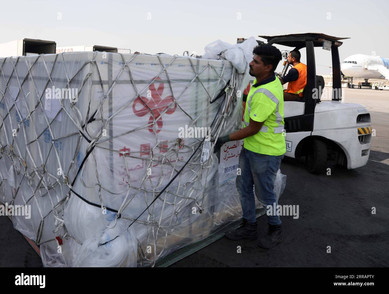 210813 -- BAGDAD, 13. August 2021 -- Ein Arbeiter transportiert am 12. August 2021 COVID-19-Impfstoffe am internationalen Flughafen Bagdad in Irak. Der Irak erhielt am Donnerstag eine dritte Reihe von COVID-19-Impfstoffen, die von der chinesischen Regierung aufgrund eines Anstiegs der Coronavirus-Infektionen aufgrund der Ausbreitung der Delta-Variante gespendet wurden. IRAK-BAGDAD-CHINESEN GESPENDETEN IMPFSTOFF-ANKUNFT XINHUA PUBLICATIONXNOTXINXCHN Stockfoto