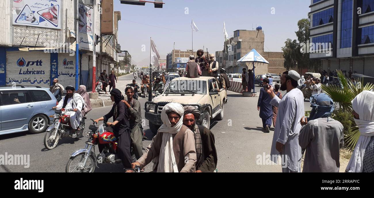 210813 -- KANDAHAR, 13. August 2021 -- Taliban-Militante werden in der Stadt Kandahar im Süden Afghanistans, 13. August 2021 gesehen. Taliban-Militante behaupteten am Freitag, nach wochenlangen schweren Zusammenstößen zwischen den Taliban und den Regierungstruppen die Kontrolle über die wichtigsten südafghanischen Städte Lashkar Gah und Kandahar übernommen zu haben. STR/Xinhua AFGHANISTAN-KANDAHAR-TALIBAN Stringer PUBLICATIONxNOTxINxCHN Stockfoto