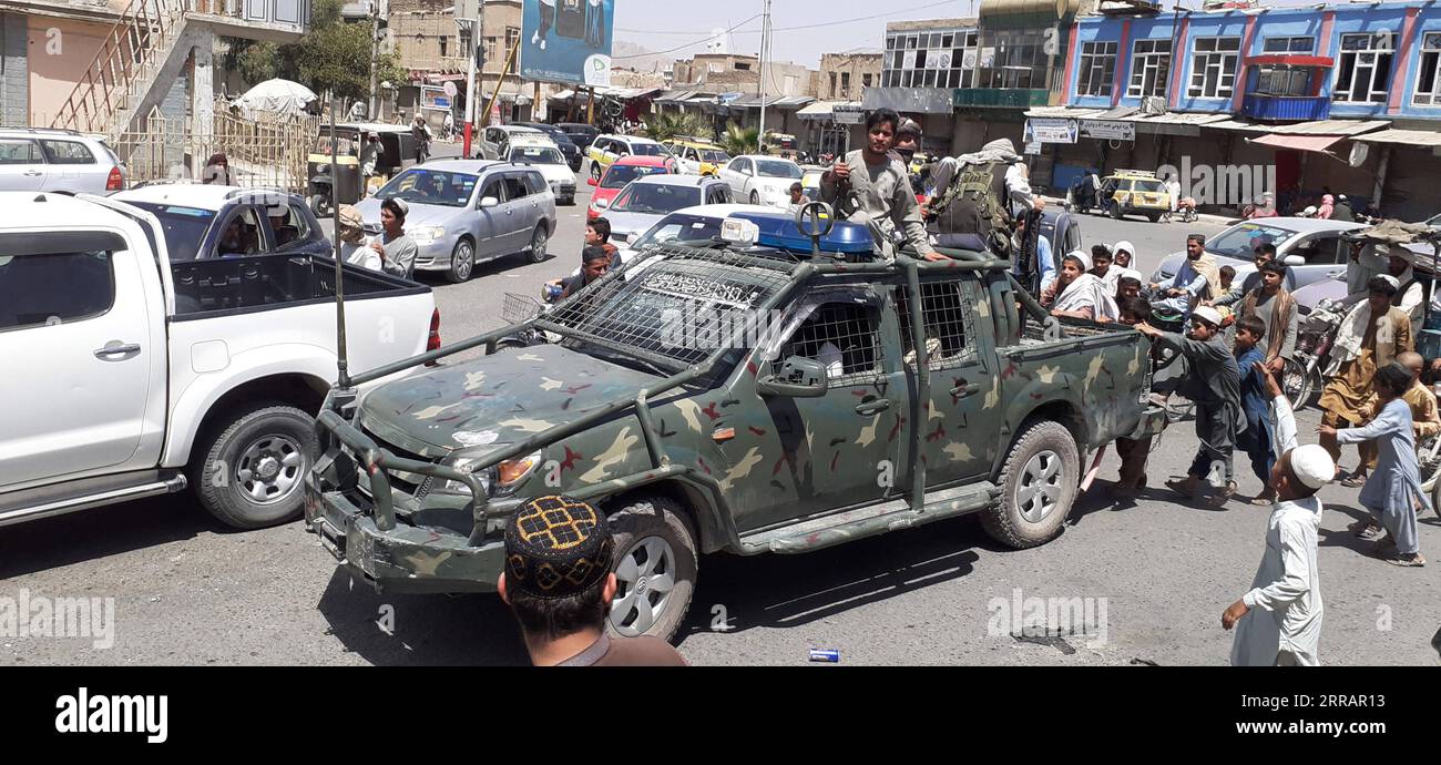 210813 -- KANDAHAR, 13. August 2021 -- Taliban-Militante werden in der Stadt Kandahar im Süden Afghanistans, 13. August 2021 gesehen. Taliban-Militante behaupteten am Freitag, nach wochenlangen schweren Zusammenstößen zwischen den Taliban und den Regierungstruppen die Kontrolle über die wichtigsten südafghanischen Städte Lashkar Gah und Kandahar übernommen zu haben. STR/Xinhua AFGHANISTAN-KANDAHAR-TALIBAN Stringer PUBLICATIONxNOTxINxCHN Stockfoto