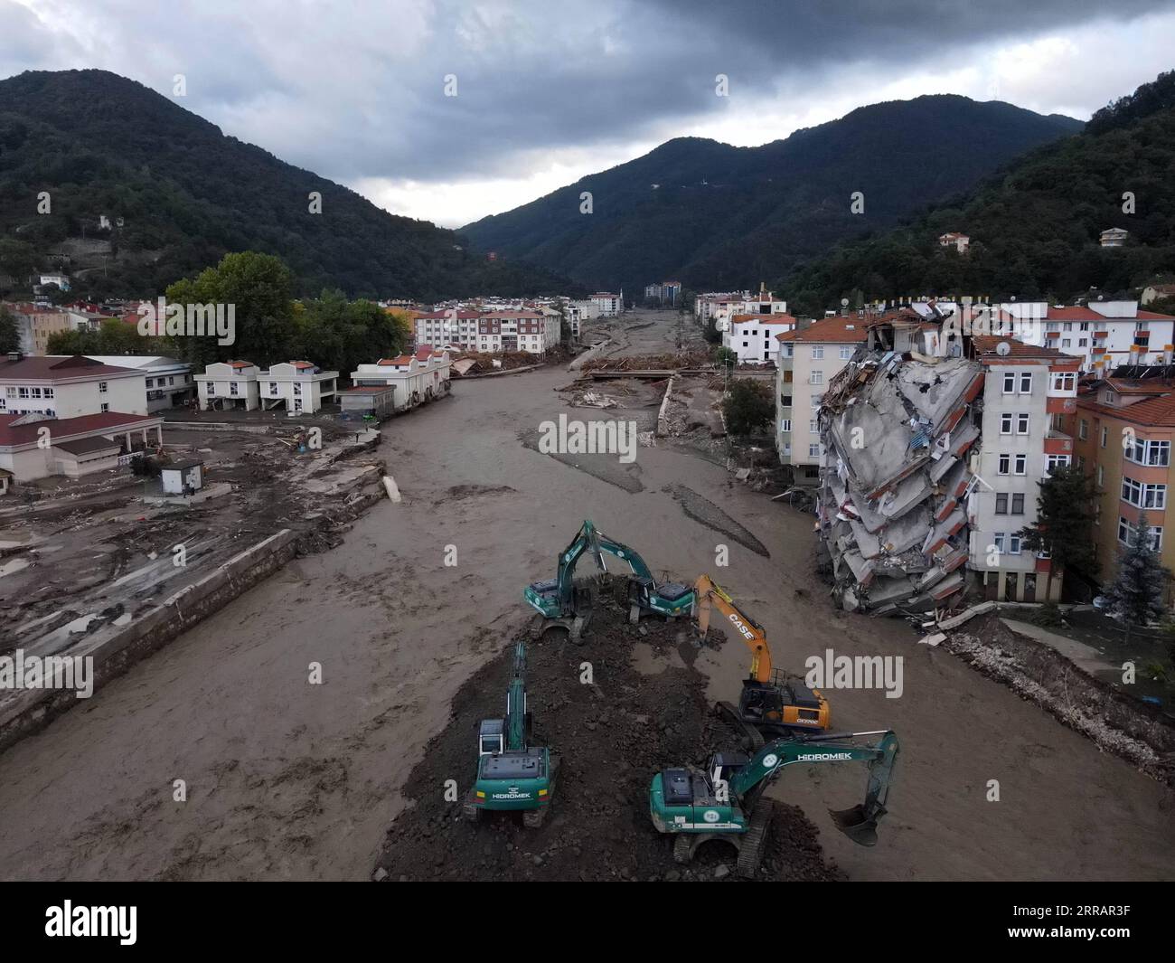 210813 -- KASTAMONU TÜRKEI, 13. Aug. 2021 -- Luftaufnahme am 13. Aug. 2021 zeigt ein von Überschwemmungen betroffenes Gebiet in der Stadt Bozkurt in der Provinz Kastamonu in der Türkei. Die Sturzfluten, die drei Provinzen in der türkischen Schwarzmeerregion getroffen haben, haben 27 Tote gefordert, sagte die Katastrophenschutzbehörde des Landes am Freitag. Die türkische Präsidentschaft für Katastrophen- und Notfallmanagement sagte, dass 25 Menschen in der Provinz Kastamonu und zwei weitere in der Provinz Sinop starben, während eine Person in der Provinz Bartin vermisst wurde. Foto von /Xinhua TURKEY-KASTAMONU-FLOODS-AFTERMATH MustafaxKaya PUBLICATIONxNOTxINxCHN Stockfoto