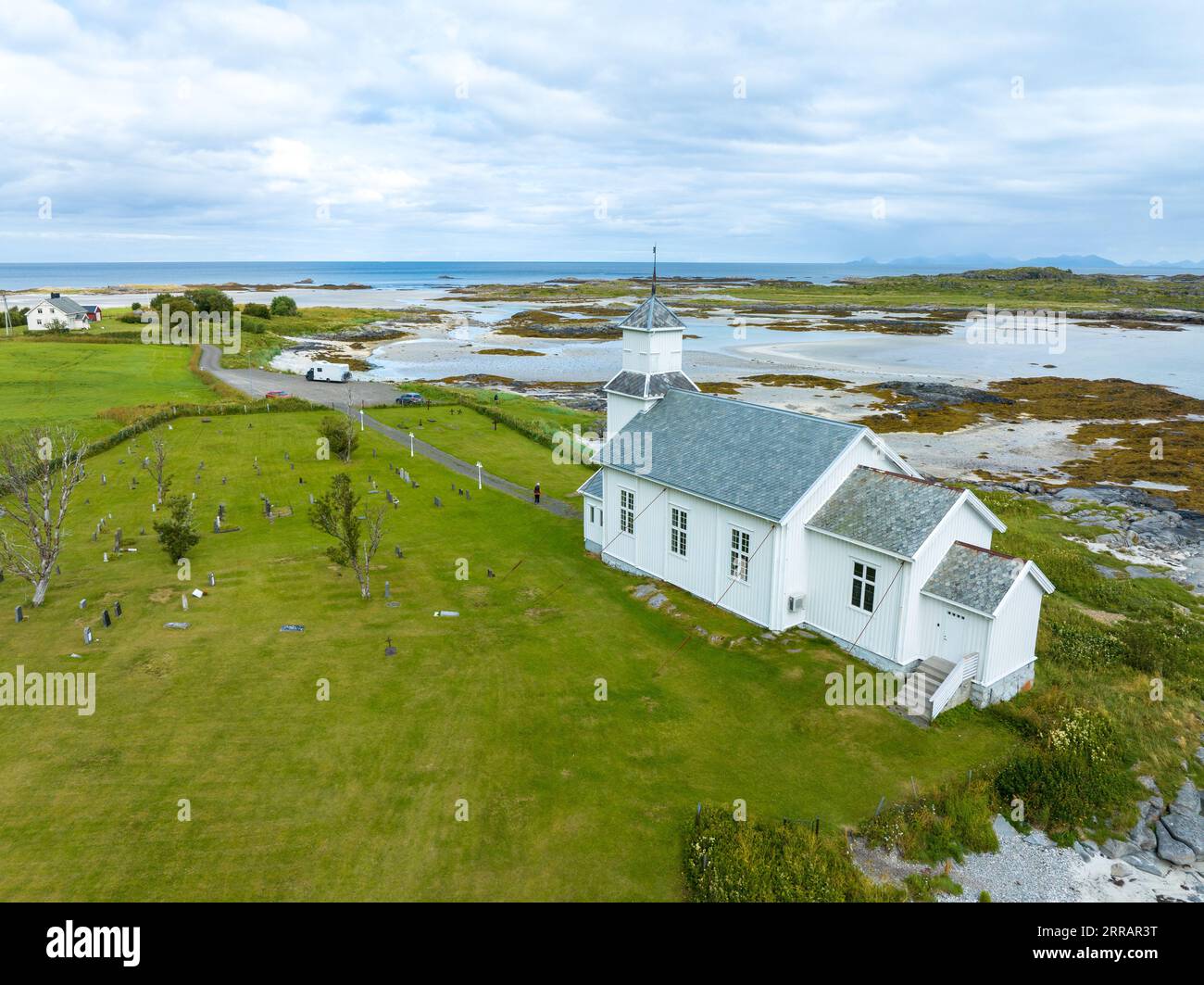Gimsoy-Kirche auf den Lofoten-Inseln. Sie ist eine Pfarrkirche in der Gemeinde Vagan im norwegischen Nordland County. Stockfoto
