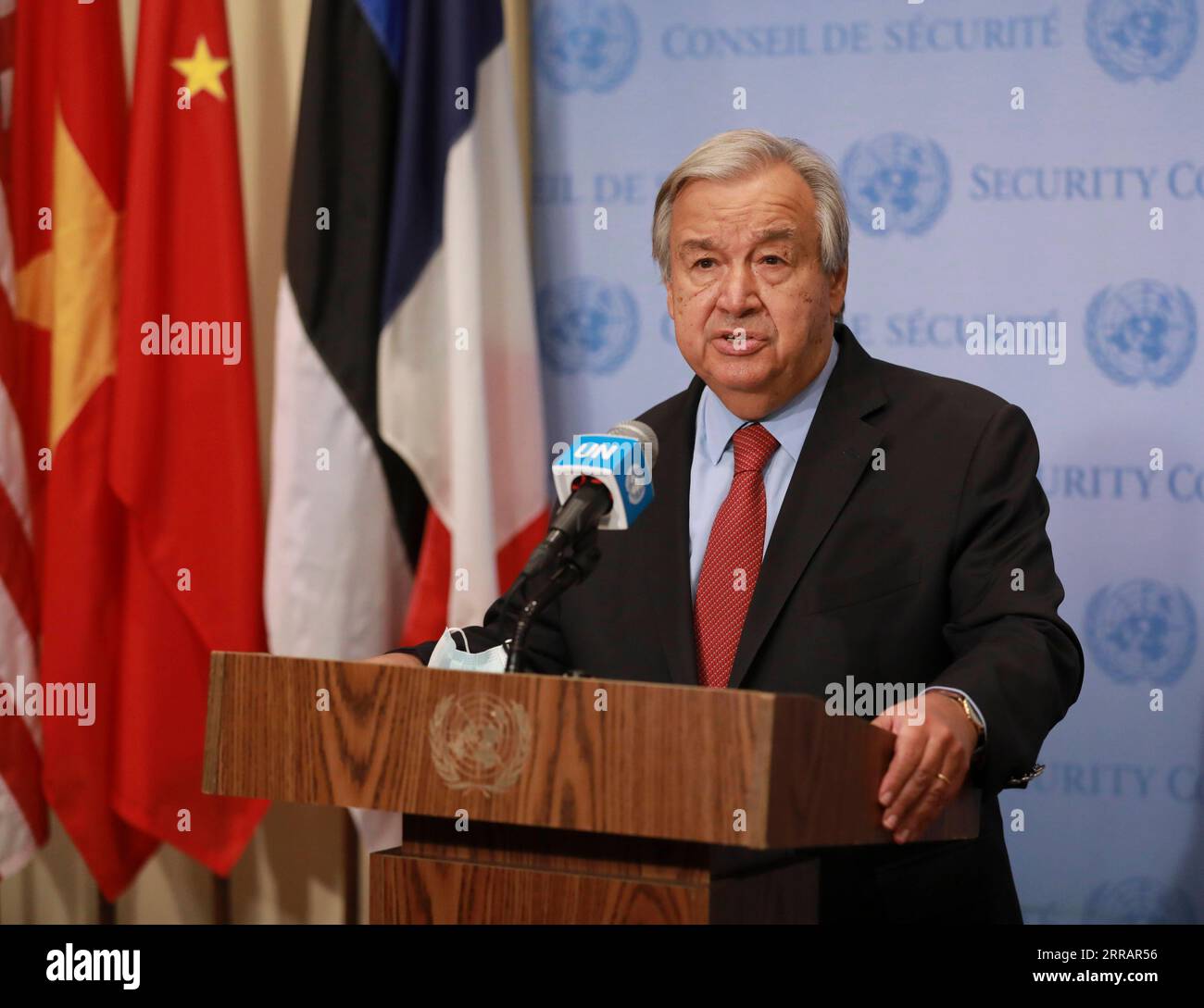 210814 -- VEREINTEN NATIONEN, 14. August 2021 -- Generalsekretär der Vereinten Nationen Antonio Guterres spricht mit Reportern im UN-Hauptquartier in New York, 13. August 2021. Der Generalsekretär der Vereinten Nationen Antonio Guterres rief am Freitag die Taliban-Militanten auf, ihre Offensive gegen die Regierungstruppen unverzüglich einzustellen und im Interesse Afghanistans und seiner Bevölkerung in gutem Glauben an den Verhandlungstisch zurückzukehren. UN-GENERALSEKRETÄR-GUTERRES-AFGHANISTAN XiexE PUBLICATIONxNOTxINxCHN Stockfoto