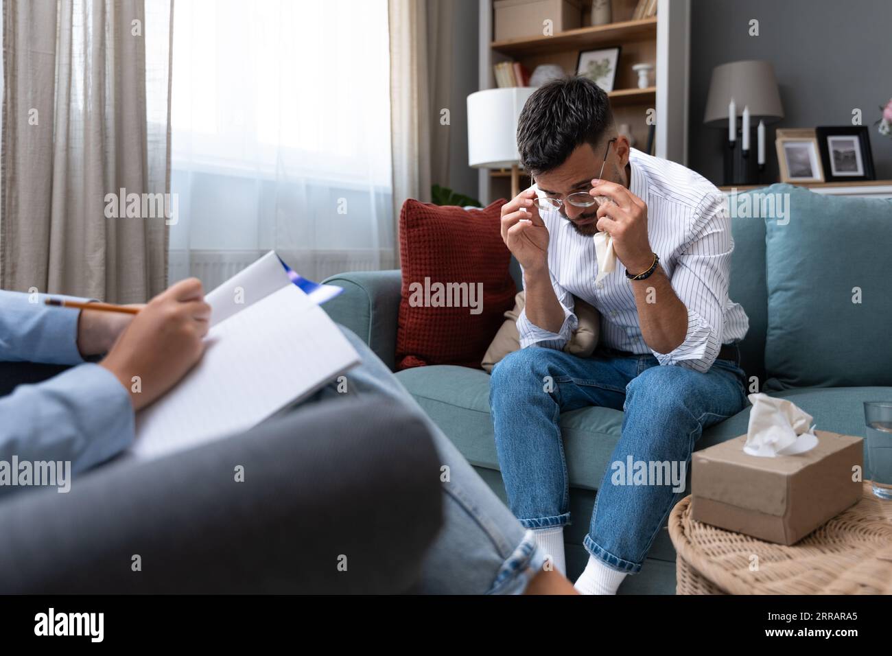 Wirtschaftspsychologie. Weibliche Psychotherapeutin spricht eins zu eins mit einem männlichen Klienten, der ein Arbeiter, ein Firmenangestellter oder eine kleine Geschäftsinhaberin ist, der unschuldig ist Stockfoto