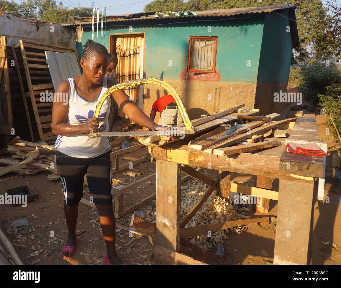 210814 -- NDOLA SAMBIA, 14. August 2021 -- Beatrice Nanyangwe, eine Zimmerfrau, stellt am 7. August 2021 Möbel in Ndola, der Hauptstadt der Provinz Copperbelt, Sambia, her. Nanyangwe, die ihren Sitz in Ndolas Chipulukusu-Komplex hat, stellt seit über einem Jahr eine Reihe von Möbelstücken her, die sie nach einer Ausbildung in Tischlerei und Tischlerei in einer Justizvollzugsanstalt vor einigen Jahren in Lusaka, der sambischen Hauptstadt, begann. Foto von /Xinhua TO GO WITH Feature: Sambische Frau inspiriert andere, sich in Felder zu wagen, die von Männern dominiert werden ZAMBIA-NDOLA-ZIMMERFRAU LillianxBanda PUBLICATIONxNOTx Stockfoto
