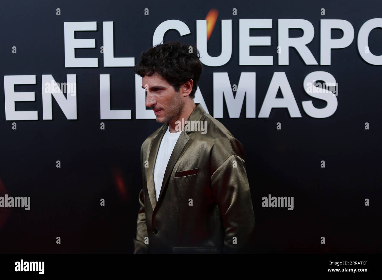 Der spanische Schauspieler Quim Gutierrez, bekannt für seine Rolle in „El vecino“ und „Amor de madre“, wird am Mittwoch bei einem Fotocall vor der Premiere der neuen Miniserie „El cuerpo en llamas“ (spanischer Titel) gesehen, von der er zusammen mit Ursula Corbero spielt in den Capitol-Kinos in Madrid (Spanien). "El cuerpo en llamas" basiert auf einem echten Verbrechen: Dem Erscheinen der verkohlten Leiche eines Mannes im Stausee Foix im Jahr 2017 in Barcelona. Bei der Untersuchung des so genannten "Verbrechens der Stadtpolizei" wurde eine korrupte und wahnsinnige Handlung unter den Agenten entdeckt. Stockfoto