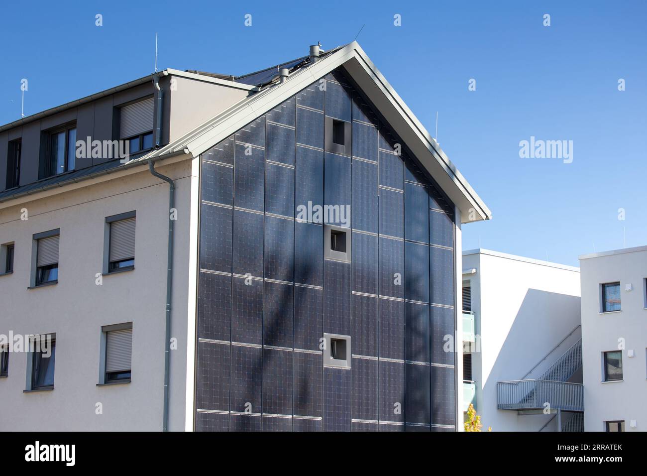 Apartmentgebäude mit Solarfassade Stockfoto