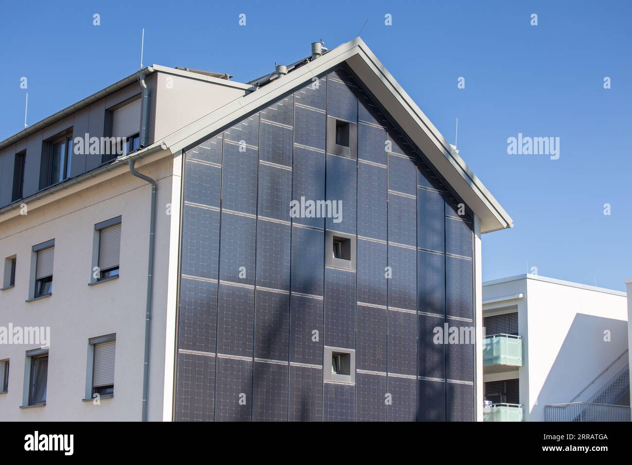 Apartmentgebäude mit Solarfassade Stockfoto