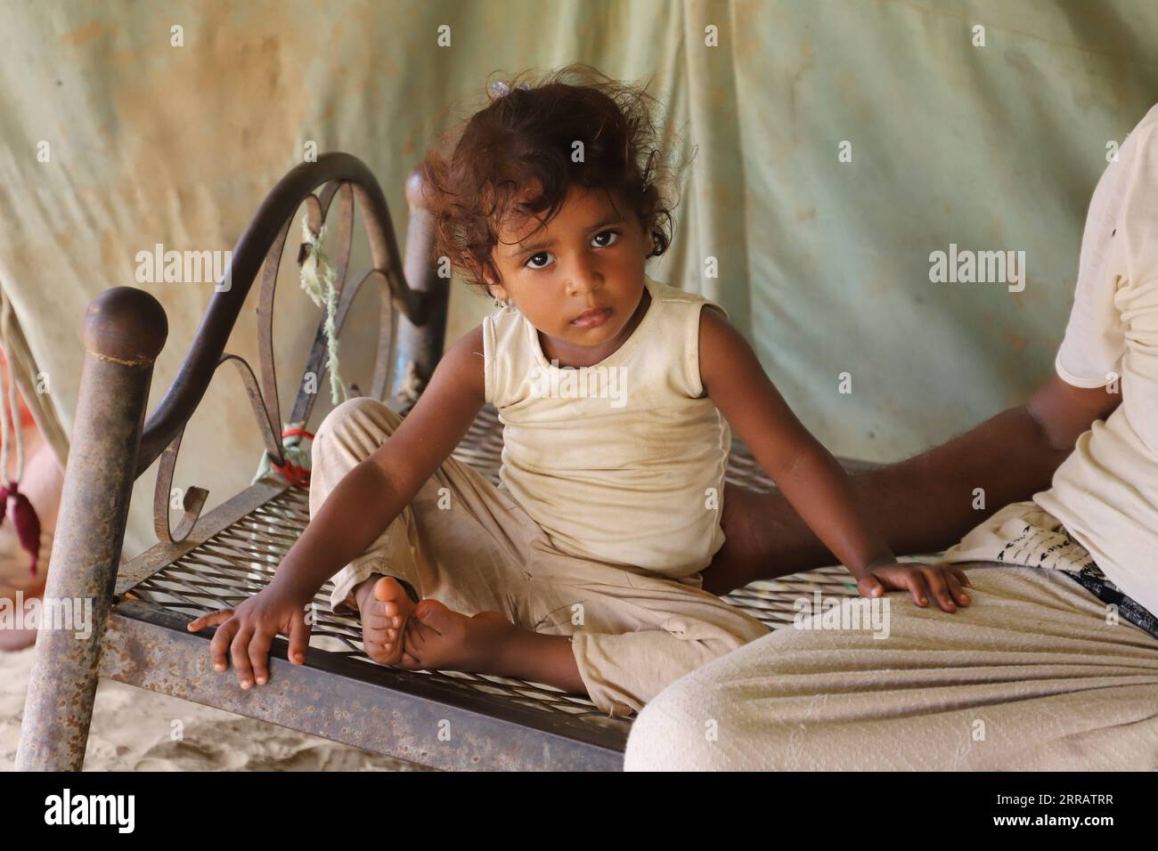 210817 -- HAJJAH, 17. August 2021 -- Ein Mädchen sitzt am 14. August 2021 auf einem Bett in einem abgelegenen Dorf im Bezirk Midi, Provinz Hajjah, Nordjemen. In den belagerten Bezirken der Provinz Hajjah im Nordjemen wurden laut den örtlichen Gesundheitsbehörden seit mehr als drei Jahren etwa 11.350 Kinder nicht gegen vermeidbare Krankheiten geimpft. ZU GEHEN MIT Feature: Über 11.000 Kinder in der belagerten jemenitischen Provinz Hajjah verlassen ungeimpft für 3 Jahre Foto von /Xinhua JEMEN-HAJJAH-KINDER-IMPFSTOFF MANGEL MohammedxAl-Wafi PUBLICATIONxNOTxINxCHN Stockfoto