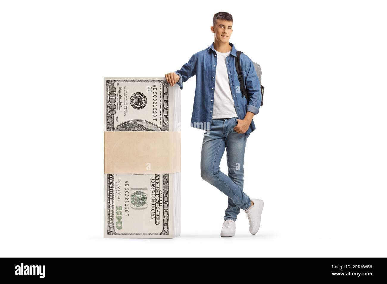 Männlicher Student, der sich auf einen Stapel US-Dollar-Banknoten stützt, isoliert auf weißem Hintergrund Stockfoto