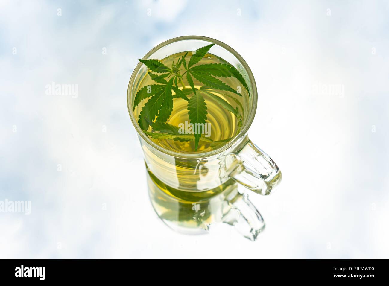 Marihuana-Tee. Hanftee. Cannabis Tee in Glas Teetasse mit einem Marihuana  Blatt und Stängel mit Blumen und Blättern Stockfotografie - Alamy