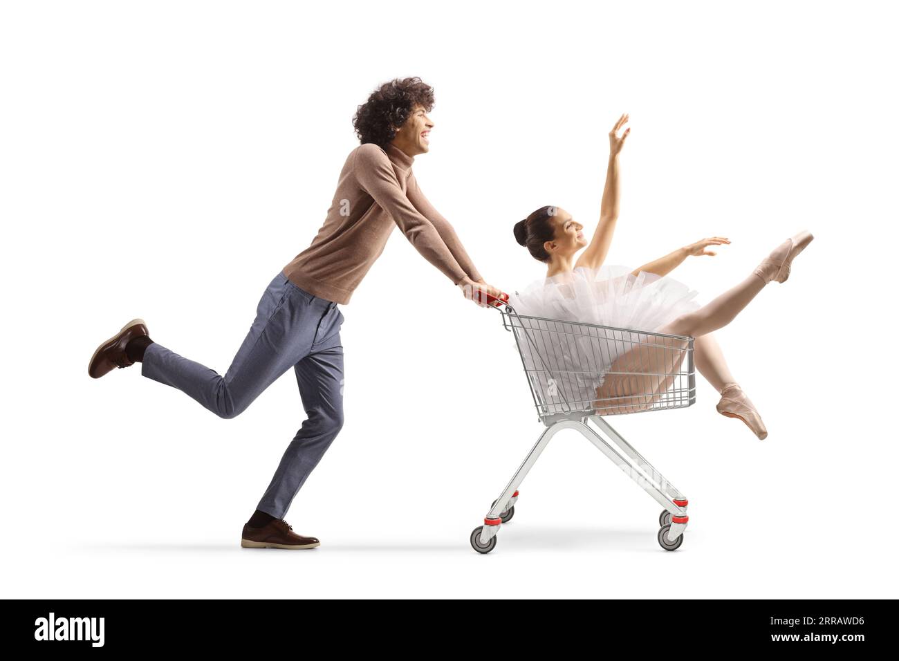 Junger Mann läuft und schiebt eine Ballerina in einen Einkaufswagen, isoliert auf weißem Hintergrund Stockfoto