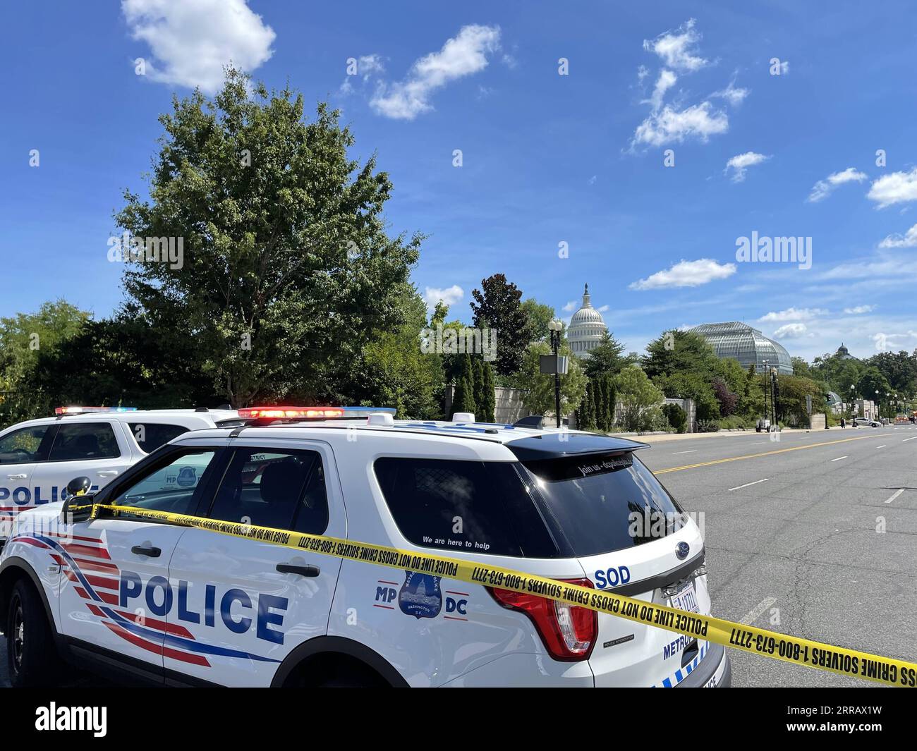 210819 -- WASHINGTON, 19. August 2021 -- Polizeifahrzeuge werden am 19. August 2021 in der Nähe des Kapitolgebäudes in Washington, D.C., USA, gesehen. Mehrere Gebäude auf dem Capitol Hill, darunter das Gebäude, in dem sich der Oberste Gerichtshof der Vereinigten Staaten befand, wurden am Donnerstagmorgen evakuiert, da die US-Kapitolpolizei USCP und andere Behörden eine aktive Bombendrohung in der Nähe untersuchen. U.S.-WASHINGTON, D.C.-CAPITOL HILL-BOMB THREAT LIUXJIE PUBLICATIONXNOTXINXCHN Stockfoto