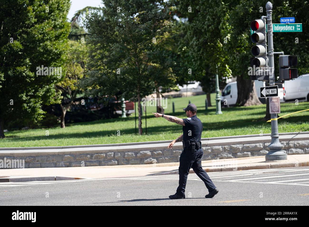 210819 -- WASHINGTON, 19. August 2021 -- Ein Polizeibeamter arbeitet am 19. August 2021 in der Nähe des Kapitolgebäudes in Washington, D.C., USA. Mehrere Gebäude auf dem Capitol Hill, darunter das Gebäude, in dem sich der Oberste Gerichtshof der Vereinigten Staaten befand, wurden am Donnerstagmorgen evakuiert, da die US-Kapitolpolizei USCP und andere Behörden eine aktive Bombendrohung in der Nähe untersuchen. U.S.-WASHINGTON, D.C.-CAPITOL HILL-BOMB THREAT LIUXJIE PUBLICATIONXNOTXINXCHN Stockfoto