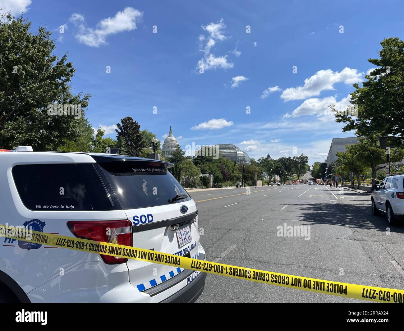 210819 -- WASHINGTON, 19. August 2021 -- Ein Polizeifahrzeug wird am 19. August 2021 in der Nähe des Kapitolgebäudes in Washington, D.C., USA, gesehen. Mehrere Gebäude auf dem Capitol Hill, darunter das Gebäude, in dem sich der Oberste Gerichtshof der Vereinigten Staaten befand, wurden am Donnerstagmorgen evakuiert, da die US-Kapitolpolizei USCP und andere Behörden eine aktive Bombendrohung in der Nähe untersuchen. U.S.-WASHINGTON, D.C.-CAPITOL HILL-BOMB THREAT LIUXJIE PUBLICATIONXNOTXINXCHN Stockfoto