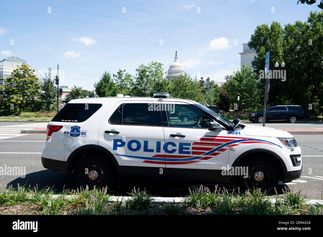 210819 -- WASHINGTON, 19. August 2021 -- Ein Polizeifahrzeug wird am 19. August 2021 in der Nähe des Kapitolgebäudes in Washington, D.C., USA, gesehen. Mehrere Gebäude auf dem Capitol Hill, darunter das Gebäude, in dem sich der Oberste Gerichtshof der Vereinigten Staaten befand, wurden am Donnerstagmorgen evakuiert, da die US-Kapitolpolizei USCP und andere Behörden eine aktive Bombendrohung in der Nähe untersuchen. U.S.-WASHINGTON, D.C.-CAPITOL HILL-BOMB THREAT LIUXJIE PUBLICATIONXNOTXINXCHN Stockfoto