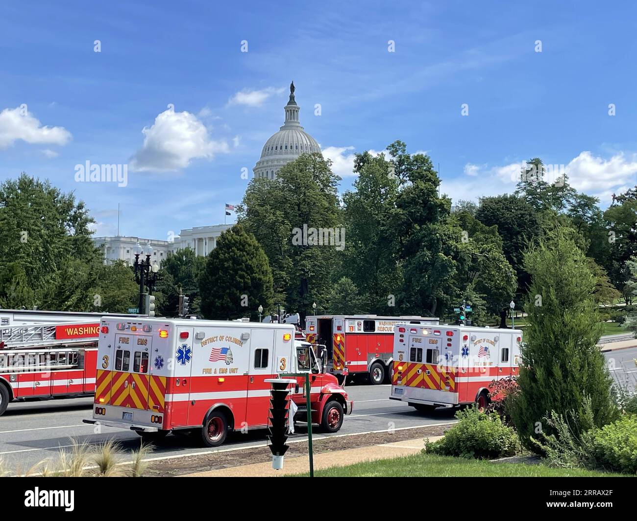 210819 -- WASHINGTON, 19. August 2021 -- am 19. August 2021 werden Einsatzfahrzeuge in der Nähe des Kapitols in Washington, D.C. in den Vereinigten Staaten gesehen. Mehrere Gebäude auf dem Capitol Hill, darunter das Gebäude, in dem sich der Oberste Gerichtshof der Vereinigten Staaten befand, wurden am Donnerstagmorgen evakuiert, da die US-Kapitolpolizei USCP und andere Behörden eine aktive Bombendrohung in der Nähe untersuchen. U.S.-WASHINGTON, D.C.-CAPITOL HILL-BOMB THREAT LIUXJIE PUBLICATIONXNOTXINXCHN Stockfoto