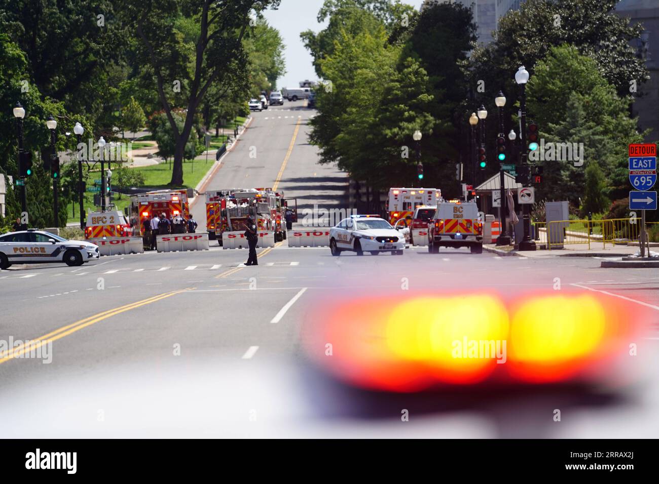 210819 -- WASHINGTON, 19. August 2021 -- am 19. August 2021 werden Einsatzfahrzeuge in der Nähe des Kapitols in Washington, D.C. in den Vereinigten Staaten gesehen. Mehrere Gebäude auf dem Capitol Hill, darunter das Gebäude, in dem sich der Oberste Gerichtshof der Vereinigten Staaten befand, wurden am Donnerstagmorgen evakuiert, da die US-Kapitolpolizei USCP und andere Behörden eine aktive Bombendrohung in der Nähe untersuchen. U.S.-WASHINGTON, D.C.-CAPITOL HILL-BOMB THREAT LIUXJIE PUBLICATIONXNOTXINXCHN Stockfoto