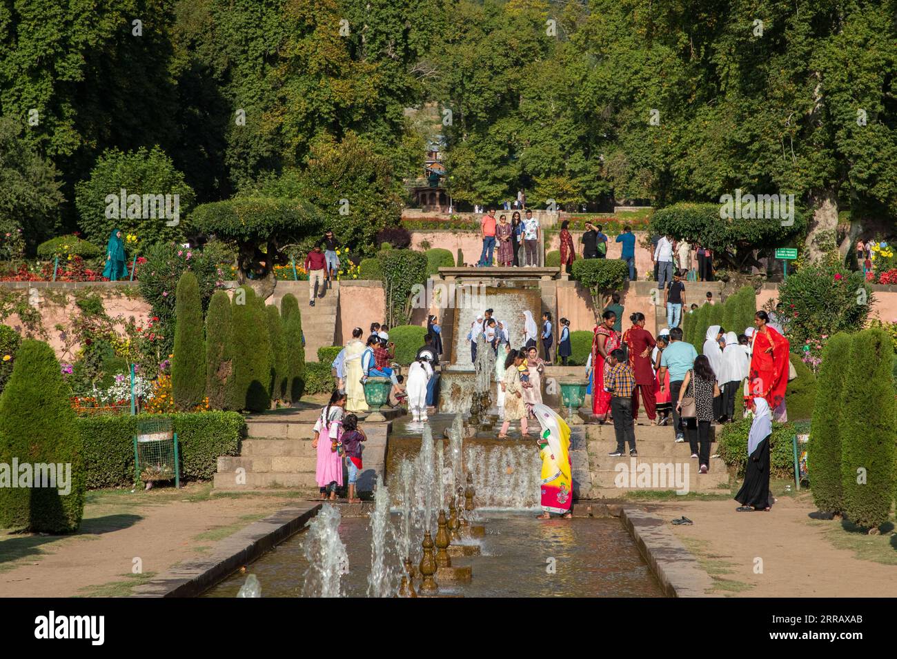 Srinagar, Indien. September 2023. Touristen werden im Nishat-Garten gesehen, dem zweitgrößten terrassierten Mogulgarten im Tal, der am Ufer des weltberühmten Dal-Sees in Srinagar erbaut wurde. Vizegouverneur sagte, dass fast 12 Millionen Touristen Jammu und Kaschmir in den ersten sieben Monaten des Jahres 2023 besucht haben und die Zahl bis Ende des Jahres 20 Millionen überschreiten wird. (Foto: Faisal Bashir/SOPA Images/SIPA USA) Credit: SIPA USA/Alamy Live News Stockfoto