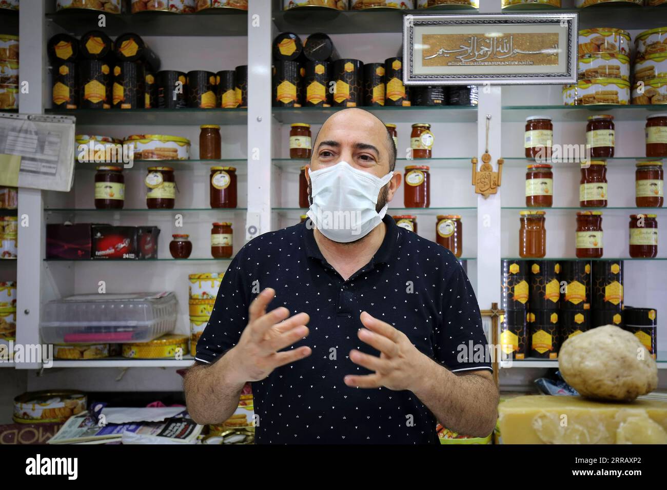 210820 -- ISTANBUL, 20. August 2021 -- Omer Habib, ein 40-jähriger algerischer Flüchtling, der vor sechs Jahren mit seiner Frau und seinem Kind nach Istanbul kam, spricht am 18. August 2021 mit Reportern in seinem Geschäft in Istanbul, Türkei. In der Türkei leben laut offiziellen Angaben über 4 Millionen Flüchtlinge, darunter 3,6 Millionen Syrer. Experten sind jedoch der Ansicht, dass die Zahl der Migranten ohne Papiere viel höher ist. Foto von /Xinhua TO GO WITH Feature: Flüchtlinge nehmen neues Leben in Istanbul auf, aber stellen neue Herausforderungen TÜRKEI-ISTANBUL-FLÜCHTLINGE-LEBEN Serkan PUBLICATIONxNOTxINxCHN Stockfoto