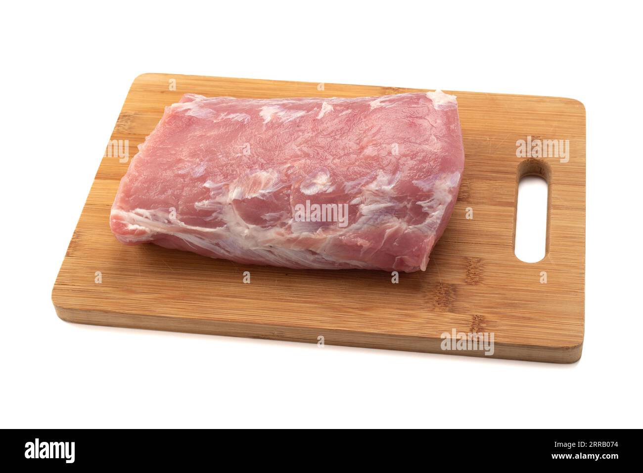 Rohes Schweinefleisch auf Schneidebrett auf weißem Hintergrund. Gesunde Ernährung. Stockfoto