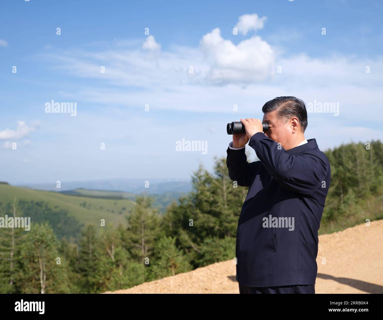 210824 -- CHENGDE, 24. August 2021 -- der chinesische Präsident Xi Jinping, ebenfalls Generalsekretär des Zentralkomitees der Kommunistischen Partei Chinas und Vorsitzender der Zentralen Militärkommission, macht am 23. August 2021 eine Besichtigung der Saihanba-Waldfarm in der nordchinesischen Provinz Hebei. CHINA-HEBEI-SAIHANBA-XI JINPING-INSPECTION CN LIXXUEREN PUBLICATIONXNOTXINXCHN Stockfoto