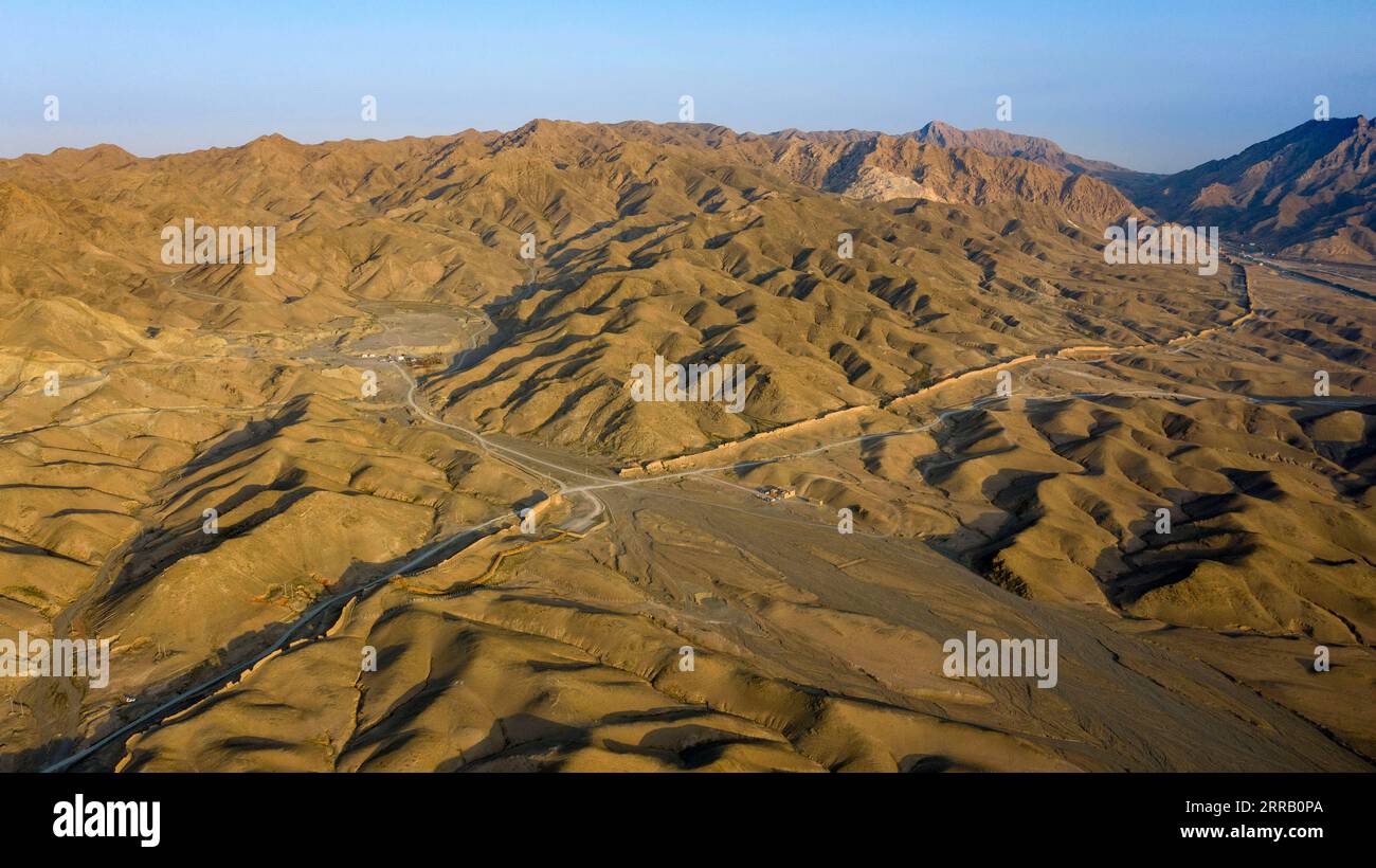 210824 -- YINCHUAN, 24. Aug. 2021 -- Luftaufnahme am 13. Aug. 2021 zeigt einen Abschnitt der Großen Mauer in der Stadt Yinchuan, nordwestchinesische Autonome Region Ningxia Hui. Li Shixiang, 45, lebt im Haiyuan County in Ningxia und beschäftigt sich seit über 15 Jahren mit der Erforschung und dem Schutz der Chinesischen Mauer. Als Li ein Schüler der Mittelschule war, lebte er in der Nähe einer antiken Stadt. Die alten Mauern und verstreuten antiken Münzen interessierten ihn und er besuchte die Stadt jedes Wochenende mit seinen Freunden. Als er aufwuchs, leitete Li gemeinsam eine Druckerei, die ihm die Möglichkeit gab, verschiedene ländliche Gebiete zu besuchen Stockfoto