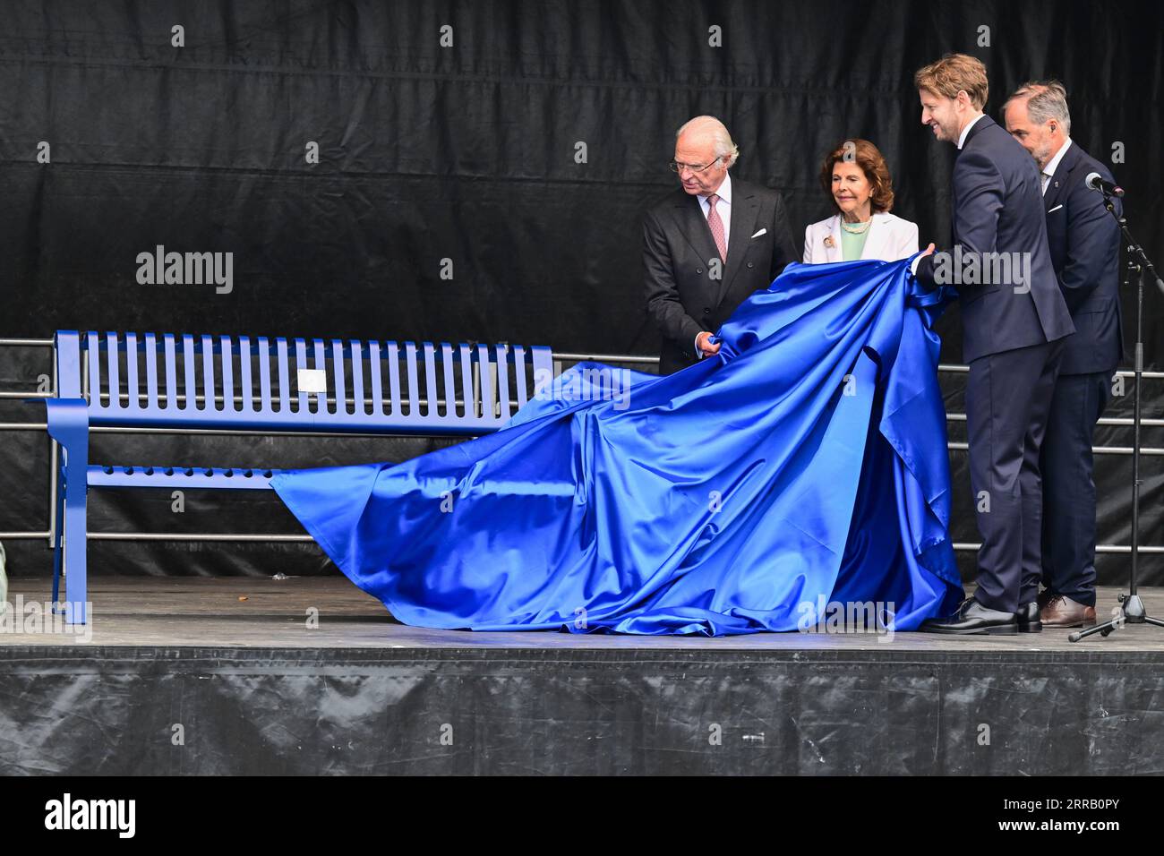 KARLSTAD 20230907 Carl Gustaf und Königin Silvia erhalten vom Landkreis Värmland ein Erinnerungsgeschenk in Form einer Bank aus hundert Prozent fos Stockfoto