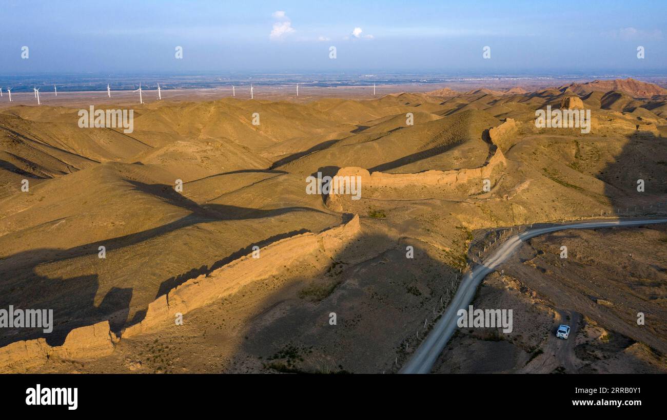 210824 -- YINCHUAN, 24. Aug. 2021 -- Luftaufnahme am 13. Aug. 2021 zeigt einen Abschnitt der Großen Mauer in der Stadt Yinchuan, nordwestchinesische Autonome Region Ningxia Hui. Li Shixiang, 45, lebt im Haiyuan County in Ningxia und beschäftigt sich seit über 15 Jahren mit der Erforschung und dem Schutz der Chinesischen Mauer. Als Li ein Schüler der Mittelschule war, lebte er in der Nähe einer antiken Stadt. Die alten Mauern und verstreuten antiken Münzen interessierten ihn und er besuchte die Stadt jedes Wochenende mit seinen Freunden. Als er aufwuchs, leitete Li gemeinsam eine Druckerei, die ihm die Möglichkeit gab, verschiedene ländliche Gebiete zu besuchen Stockfoto