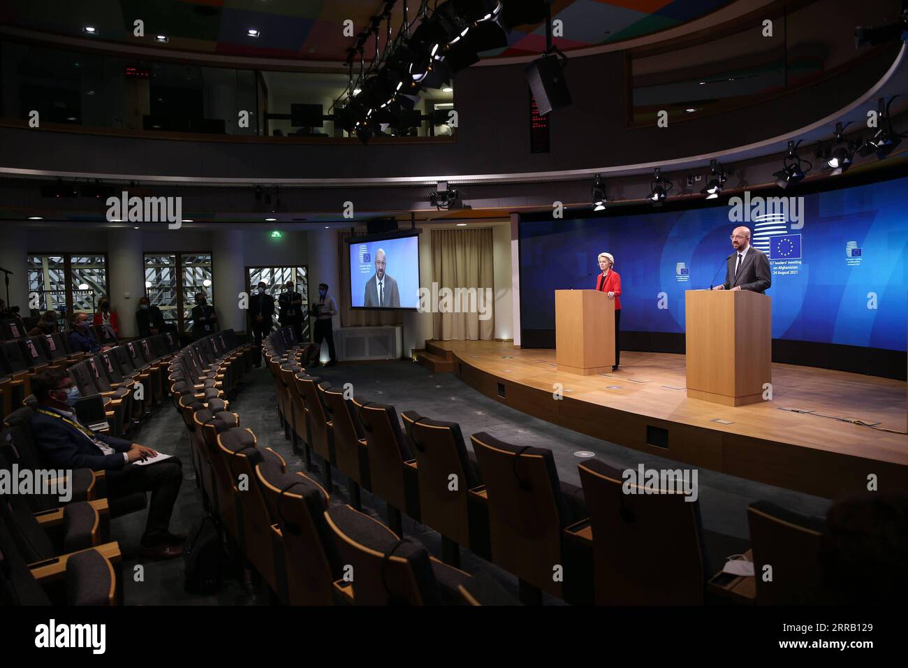 210824 -- BRÜSSEL, 24. August 2021 -- die Präsidentin der Europäischen Kommission, Ursula von der Leyen 2nd R, und der Präsident des Europäischen Rates, Charles Michel 1st R, nehmen an einer Pressekonferenz nach dem virtuellen Treffen der Gruppe der sieben G7-Staats- und Regierungschefs zu Afghanistan am 24. August 2021 in Brüssel, Belgien, Teil. Die Präsidentin der Europäischen Kommission, Ursula von der Leyen, erklärte am Dienstag, dass die Staats- und Regierungschefs der G7 sich einig seien, dass es ihre kollektive moralische Pflicht sei, den afghanischen Menschen in der gegenwärtigen Lage in Afghanistan zu helfen. BELGIEN-BRÜSSEL-EU-G7-STAATS- UND REGIERUNGSCHEFS TREFFEN-AFGHANISTAN-PRESSEKONFERENZ ZHENGXHUANSONG PUBLICATIONXNOTXINXCHN Stockfoto