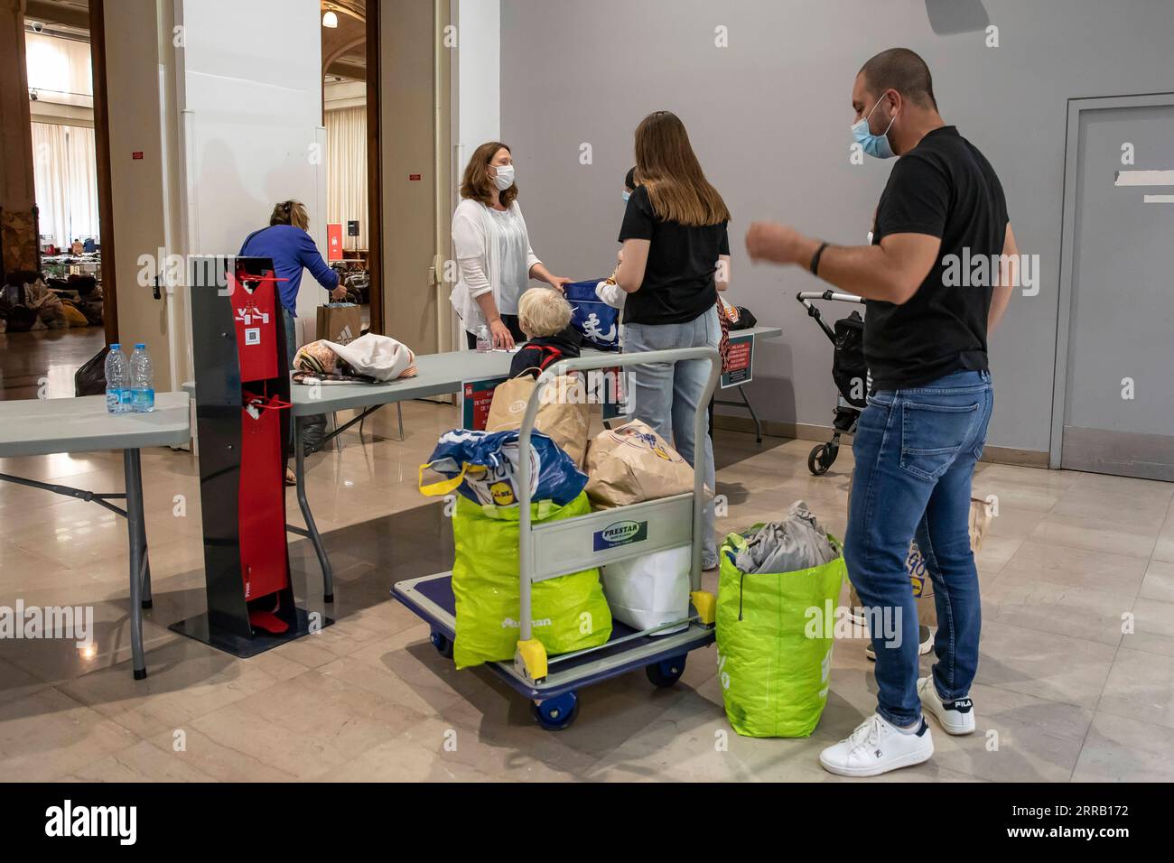 210825 -- LILLE, 25. Aug. 2021 -- Bürger kommen im Rathaus an, um Kleidung und andere tägliche Bedarfsartikel für afghanische Flüchtlinge zu spenden, die von der Stadt Lille in Nordfrankreich, 24. Aug. 2021, empfangen werden. Foto von /Xinhua FRANCE-LILLE-AFGHANS-SPENDEN SebastienxCourdji PUBLICATIONxNOTxINxCHN Stockfoto