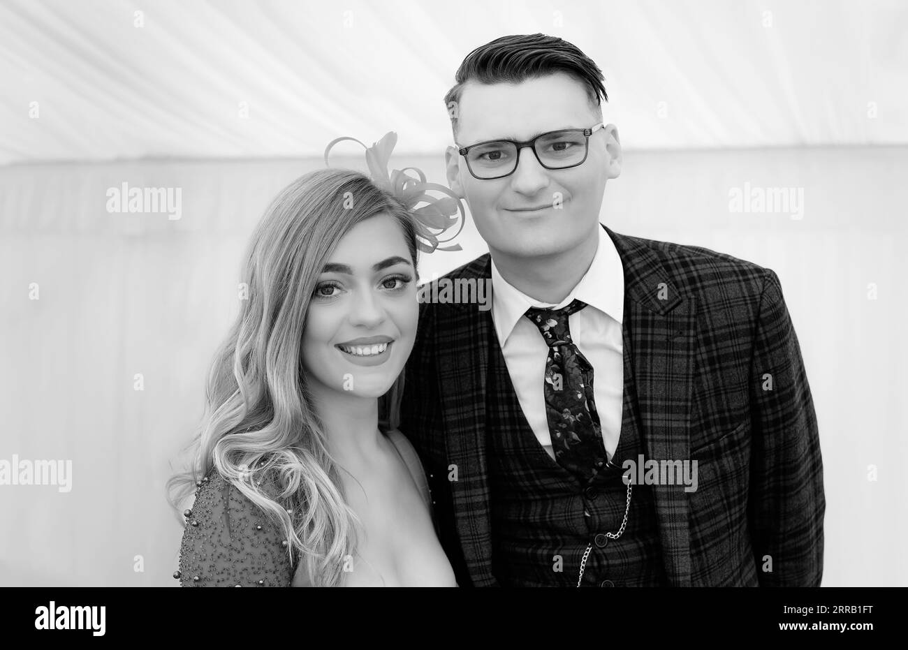 Entzückendes und schönes Paar Genießen Sie den Ladies Day bei den Rennen in modischer Kleidung in Beverley, Stockfoto