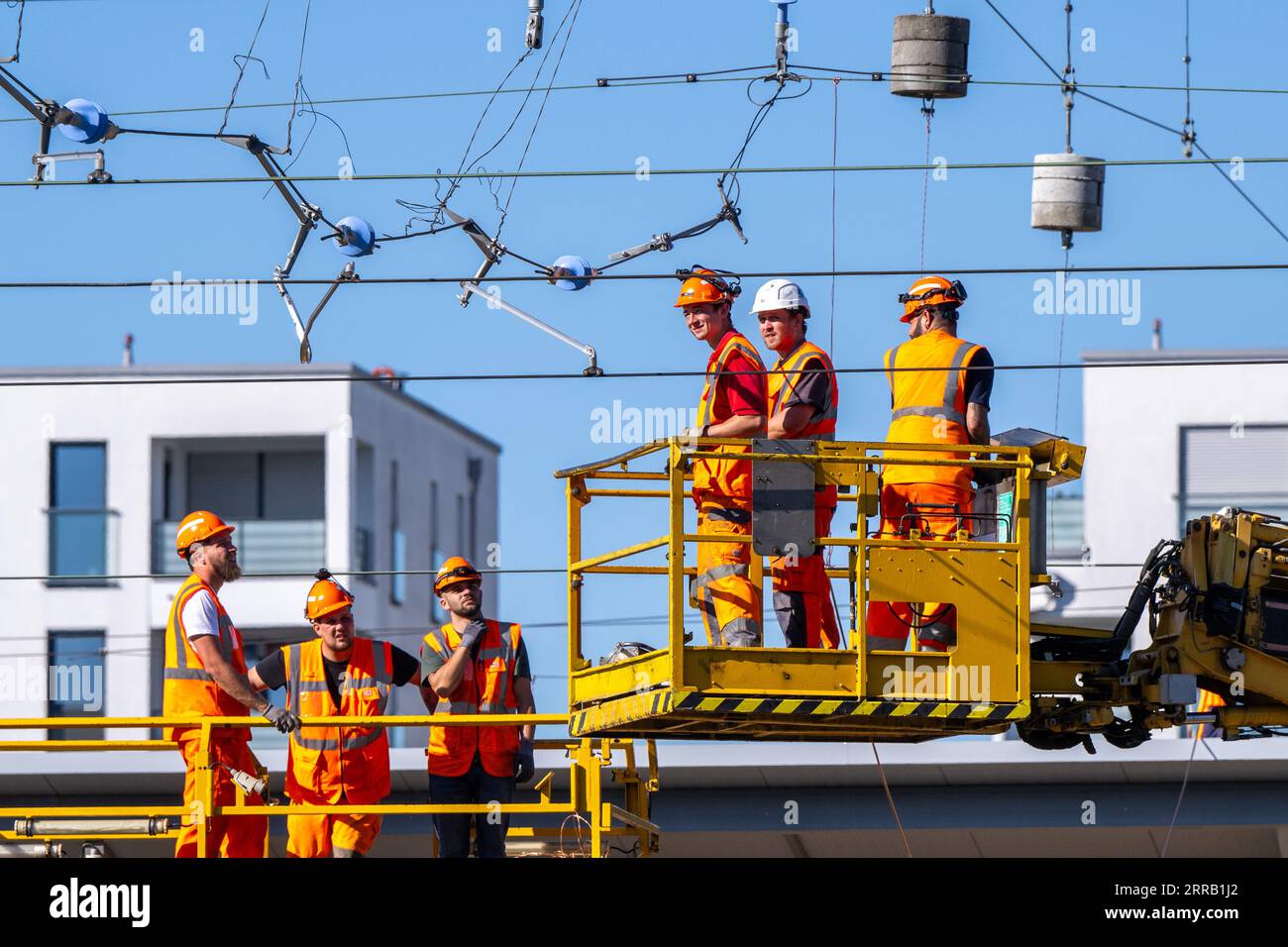 München, Deutschland. September 2023. Arbeiter reparieren eine gerissene Oberleitung am Bahnhof Laim. Nach Oberleitungsschäden in München werden Fernverkehrszüge vom und zum Münchner Hauptbahnhof eingestellt. Lennart Preiss/dpa/Alamy Live News Stockfoto