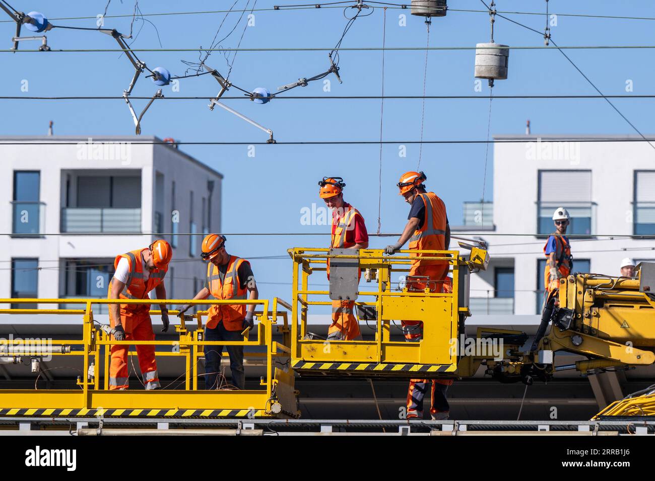 München, Deutschland. September 2023. Arbeiter reparieren eine gerissene Oberleitung am Bahnhof Laim. Nach Oberleitungsschäden in München werden Fernverkehrszüge vom und zum Münchner Hauptbahnhof eingestellt. Lennart Preiss/dpa/Alamy Live News Stockfoto