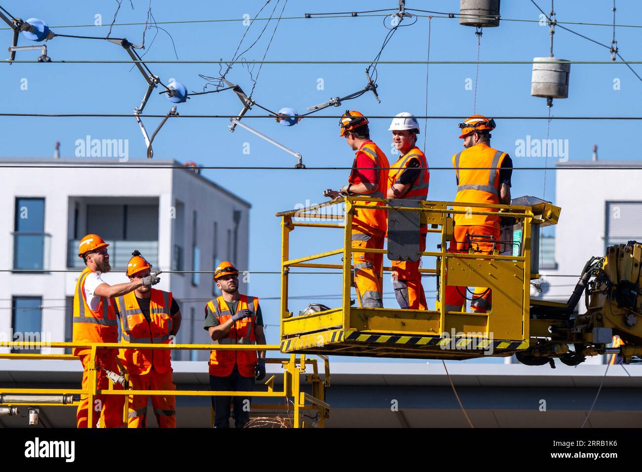 München, Deutschland. September 2023. Arbeiter reparieren eine gerissene Oberleitung am Bahnhof Laim. Nach Oberleitungsschäden in München werden Fernverkehrszüge vom und zum Münchner Hauptbahnhof eingestellt. Lennart Preiss/dpa/Alamy Live News Stockfoto