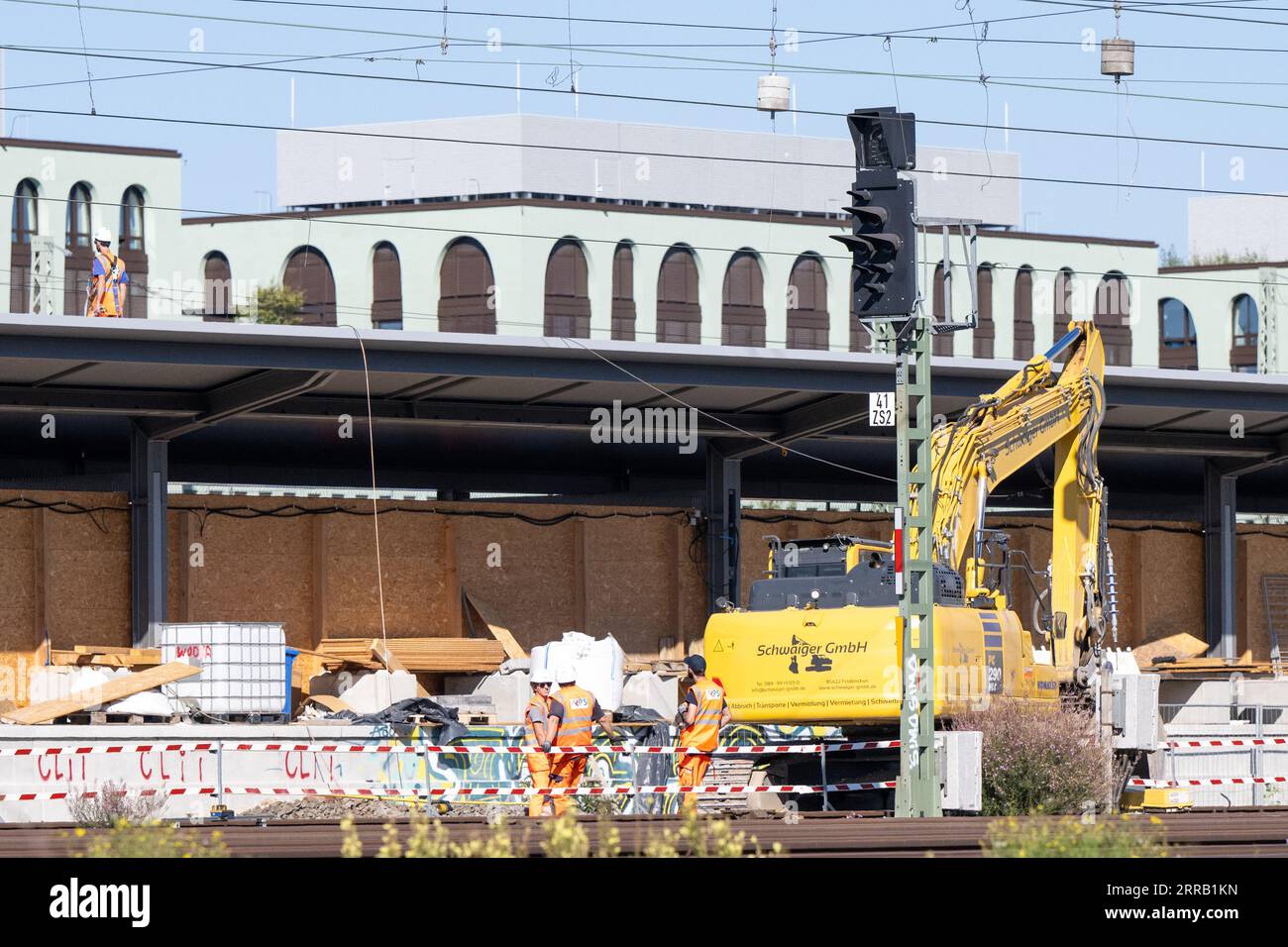 München, Deutschland. September 2023. Arbeiter stehen unter einer gerissenen Oberleitung am Bahnhof Laim. Nach Oberleitungsschäden in München werden Fernverkehrszüge vom und zum Münchner Hauptbahnhof eingestellt. Lennart Preiss/dpa/Alamy Live News Stockfoto