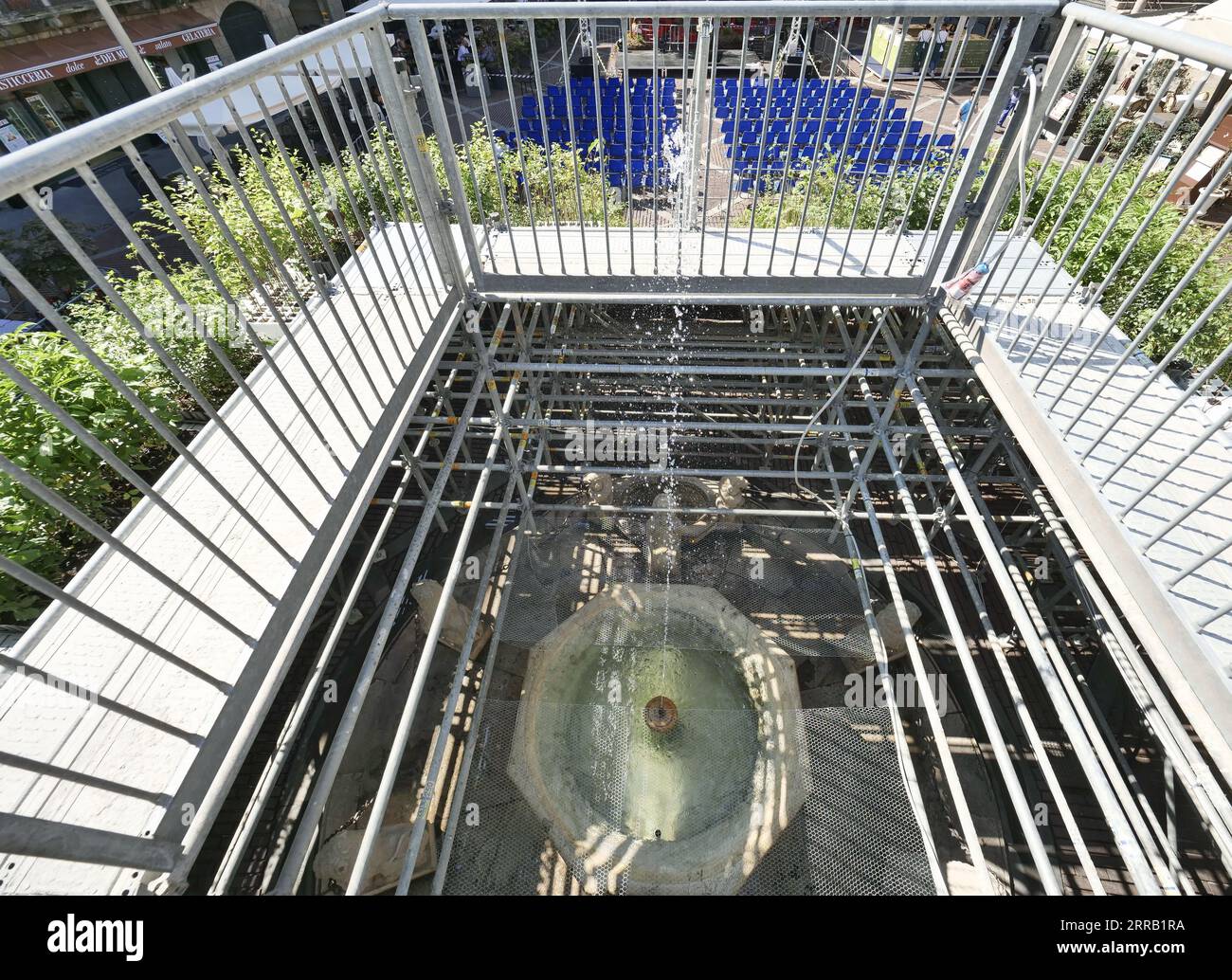 Bergamo, Italien. September 2023. XIII. Ausgabe der Meister der Landschaft in Bergamo, eine Ausstellung, die viele Kontroversen in der Stadt ausgelöst hat. Der historische Contarini-Brunnen ist von einer grünen Pyramide bedeckt. Quelle: Unabhängige Fotoagentur/Alamy Live News Stockfoto