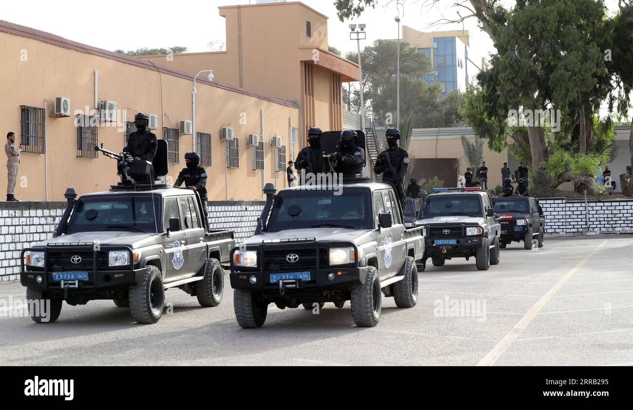 210827 -- TRIPOLI, 27. August 2021 -- die Polizei von Riot nimmt an einer Demonstration Teil, die von Libyens General Administration of Security Operations durchgeführt wird, um in Tripolis am 26. August 2021 Fähigkeiten für den Schutz der Mitarbeiter, besondere Aufgaben und die Bekämpfung des Terrorismus zu demonstrieren. Foto von /Xinhua LIBYEN-TRIPOLI-RIOT POLIZEI-GESCHICKLICHKEITSDEMONSTRATION HamzaxTurkia PUBLICATIONxNOTxINxCHN Stockfoto