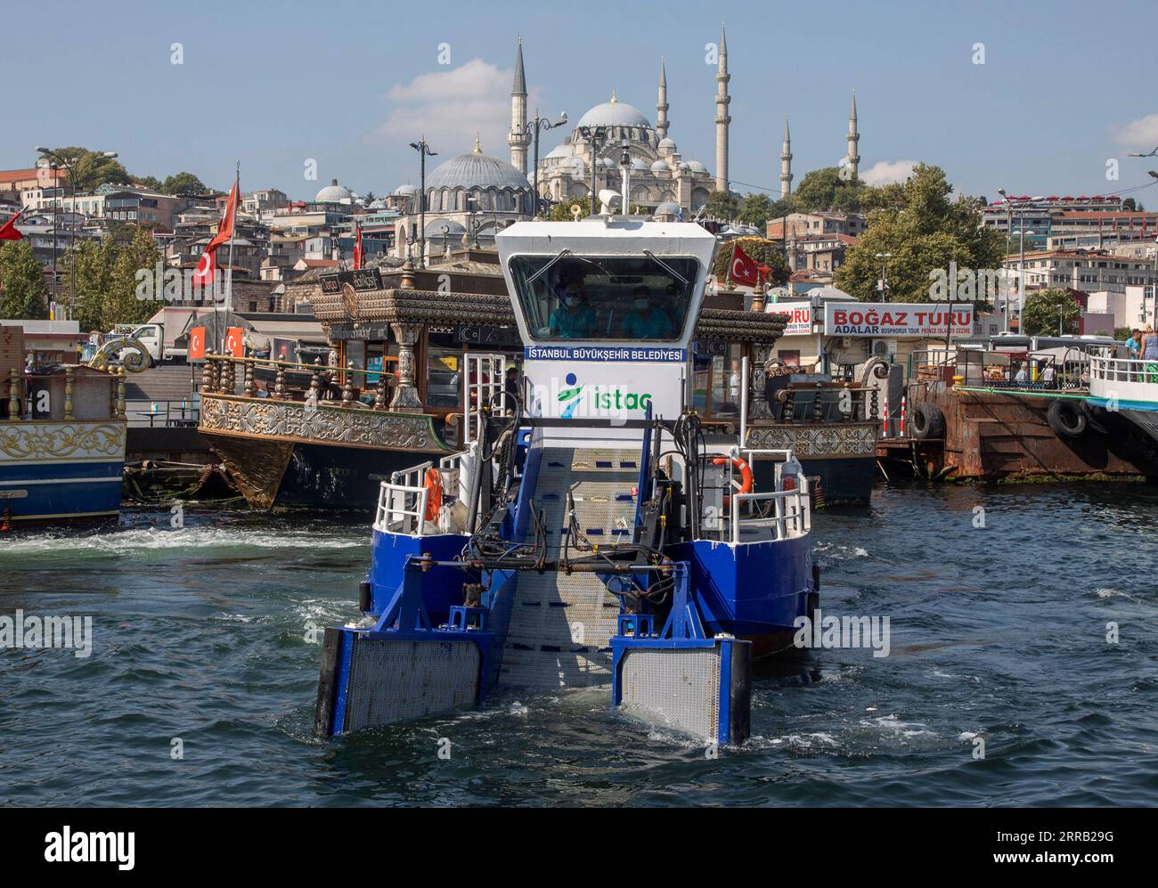 210827 -- ISTANBUL, 27. August 2021 -- Ein Reinigungsboot wird im Meer von Istanbul, Türkei, gesehen, 24. August 2021. ZUM Feature: Türkei verstärkt Maßnahmen gegen Meeresverschmutzung in den Istanbuler Meeren Foto: /Xinhua TURKEY-ISTANBUL-MEASURES-SEA POLLUTION OsmanxOrsal PUBLICATIONxNOTxINxCHN Stockfoto