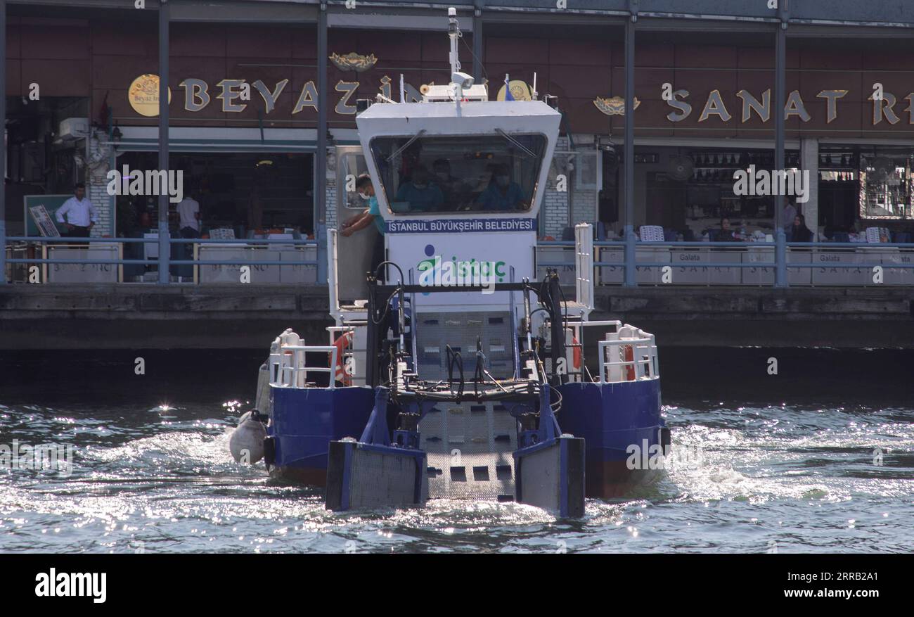 210827 -- ISTANBUL, 27. August 2021 -- Ein Reinigungsboot wird im Meer von Istanbul, Türkei, gesehen, 24. August 2021. ZUM Feature: Türkei verstärkt Maßnahmen gegen Meeresverschmutzung in den Istanbuler Meeren Foto: /Xinhua TURKEY-ISTANBUL-MEASURES-SEA POLLUTION OsmanxOrsal PUBLICATIONxNOTxINxCHN Stockfoto