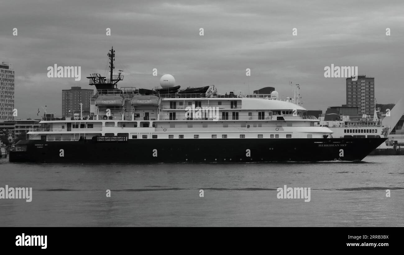 Schwarz-weiß-Bild eines Kreuzfahrtschiffs, das den Hafen verlässt. Hebridean Sky ist ein Kreuzfahrtschiff, das Australian Pacific Touring gehört und von der britischen Firma Noble Caledonia gechartert wird. Das Schiff wurde ursprünglich 1991 gebaut. Sie verfügt über sechs Decks und bietet Platz für bis zu 120 Passagiere und 72 Besatzungsmitglieder. Dieses Schiff hat mehrmals die Hände gewechselt und wurde auch als MV Sea Explorer, Corinthian II, Island Sun, Sun, Renai I, Regina Renaissance, Renaissance VII Stockfoto