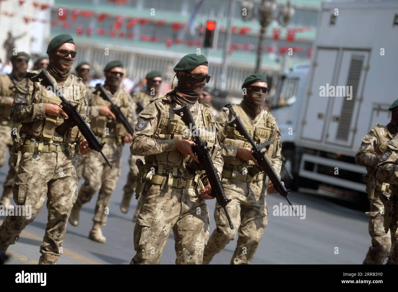 210831 -- ANKARA, 31. August 2021 -- die türkische Polizei marschiert am 30. August 2021 während einer Parade zum 99. Jahrestag des Sieges der Türkei in Ankara. Die Türkei feierte am Montag den 99. Jahrestag des Sieges, dem Tag, an dem die Türken die griechischen Streitkräfte in der Schlacht von Dumlupinar, der letzten Schlacht des Türkischen Unabhängigkeitskrieges 1922, besiegten. Foto von /Xinhua TÜRKEI-ANKARA-VICTORY DAY-ANNIVERSARY MustafaxKaya PUBLICATIONxNOTxINxCHN Stockfoto