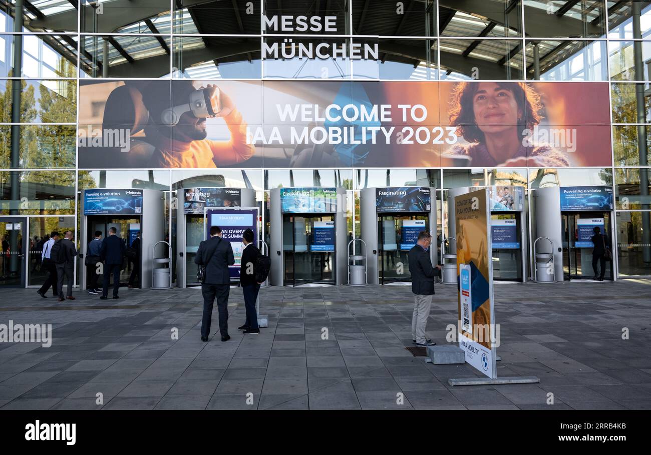 München, Deutschland. September 2023. Ein Banner mit der Aufschrift „Welcome to IAA Mobility 2023“ ist am Eingang der Show zu sehen. Die Internationale AUTOMOBIL-Ausstellung IAA MOBILITY 2023 findet vom 05. Bis 10. September in München statt. Quelle: Sven Hoppe/dpa/Alamy Live News Stockfoto