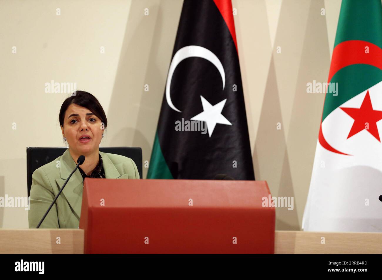 210901 -- ALGIER, 1. September 2021 -- die libysche Außenministerin Najla al-Mangoush nimmt am 31. August 2021 an einer Pressekonferenz in Algier Teil. Die Außenminister Libyens und seiner Nachbarländer sowie Vertreter der Vereinten Nationen, der Arabischen Liga und der Afrikanischen Union trafen sich am Montag und Dienstag in der algerischen Hauptstadt Algier, um die Bemühungen um Unterstützung der Libyer bei den für den 24. Dezember angesetzten allgemeinen Wahlen zu erörtern. ALGERIEN-ALGIER-LIBYEN-FMS TREFFEN HuangxLing PUBLICATIONxNOTxINxCHN Stockfoto